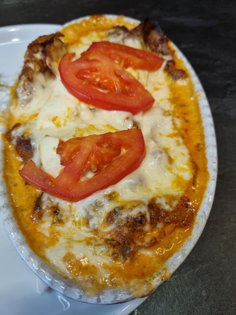 Überbackener Auflauf mit Käse und Tomaten
