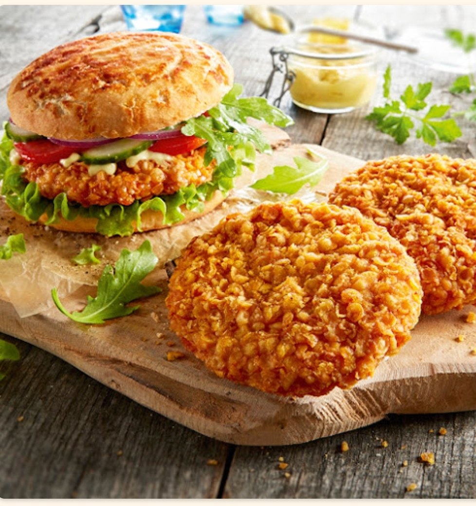 Knuspriger Chicken Burger mit Salat und Sauce