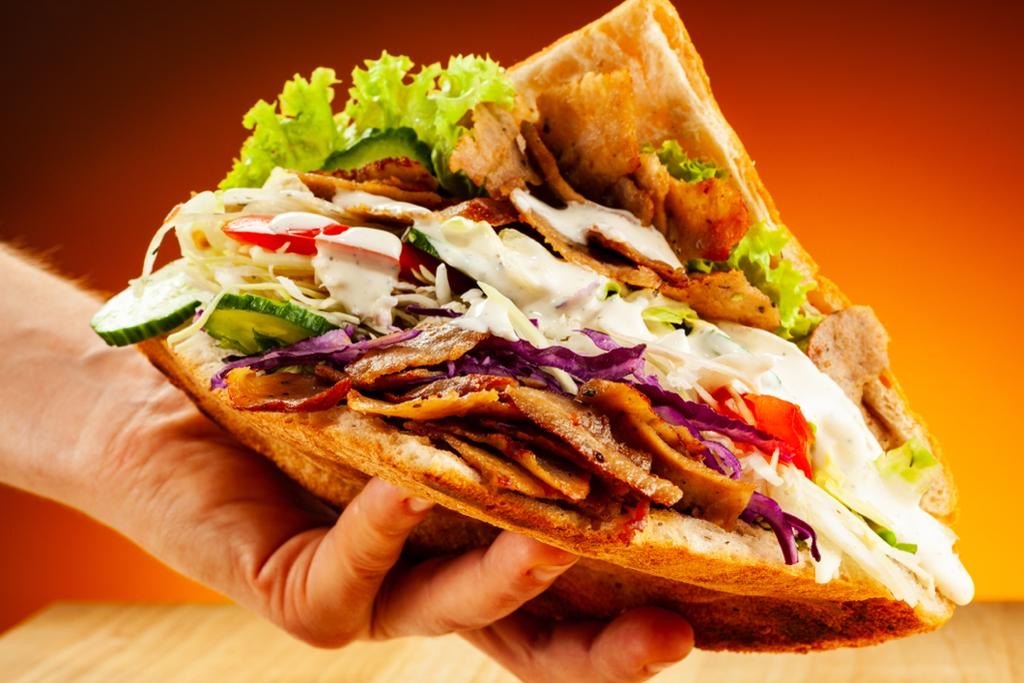 Döner Sandwich mit frischem Salat und Sauce