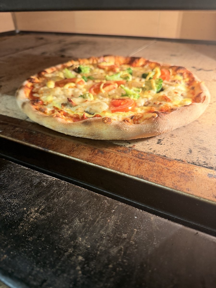Frisch gebackene Pizza im Ofen