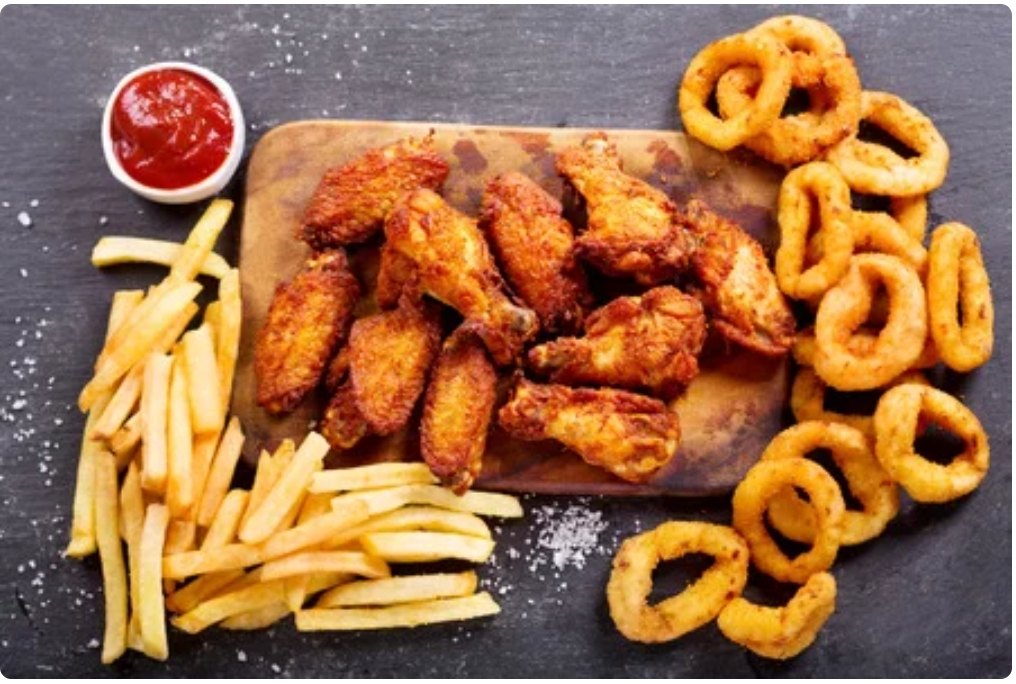 Chicken Wings mit Pommes und Onion Rings