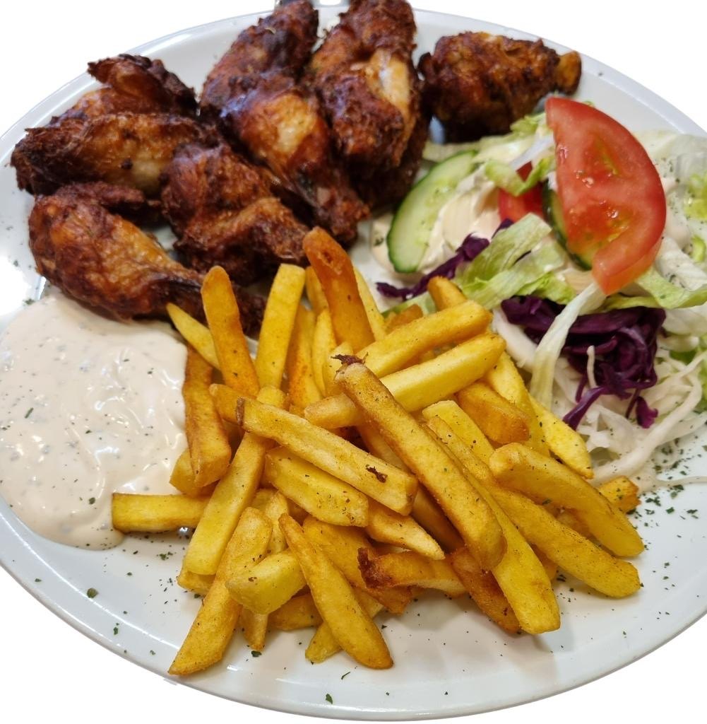 Teller mit Chicken Wings, Pommes und Salat